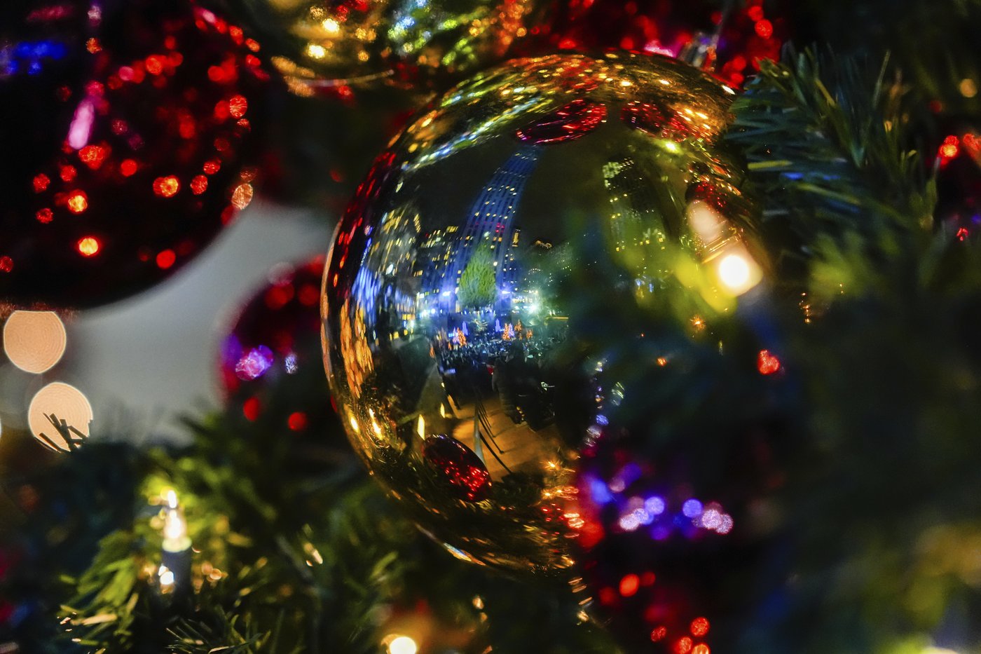 The Rockefeller Center Christmas tree lights up in New York City | iNFOnews.ca