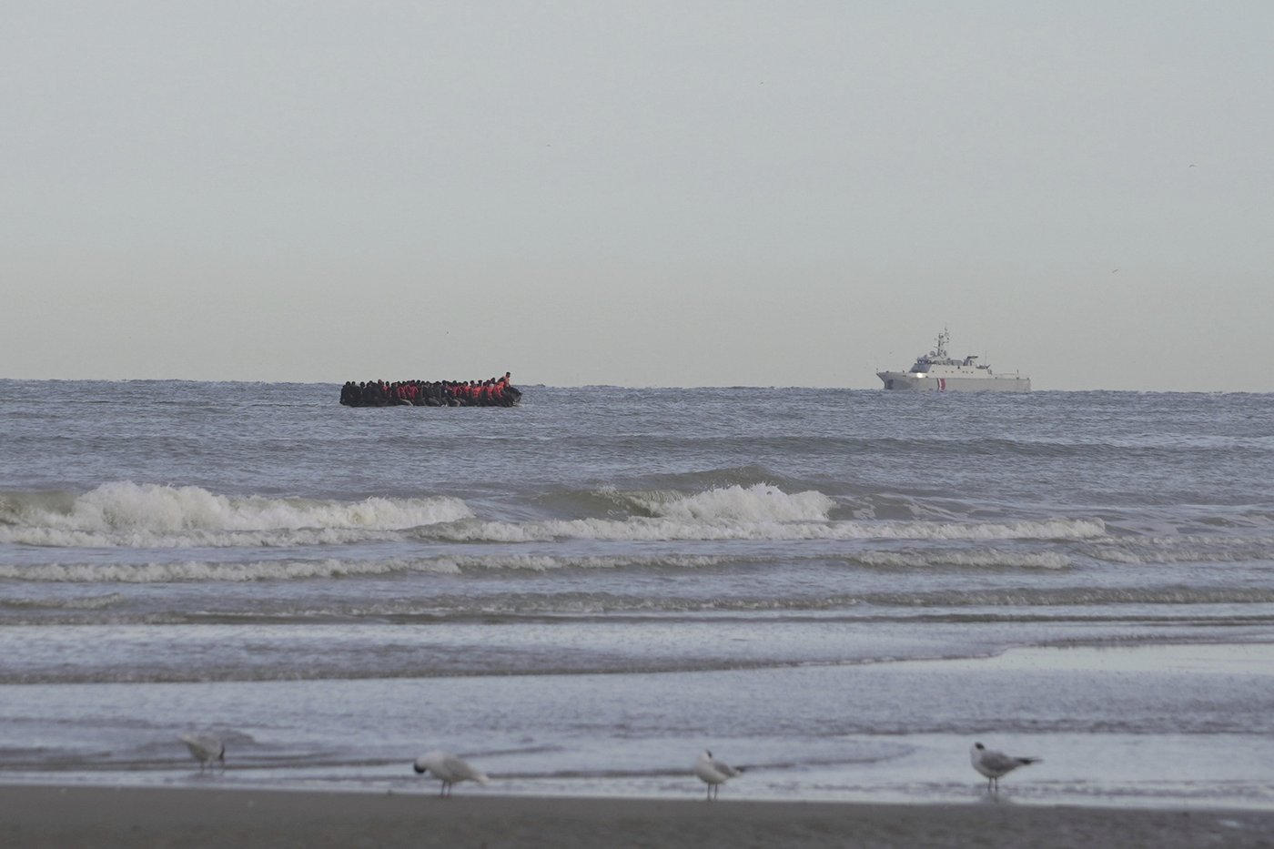 French police are slashing boats but migrants are still determined to reach the UK | iNFOnews.ca French police are slashing boats but migrants are still determined to reach the UK | iNFOnews.ca