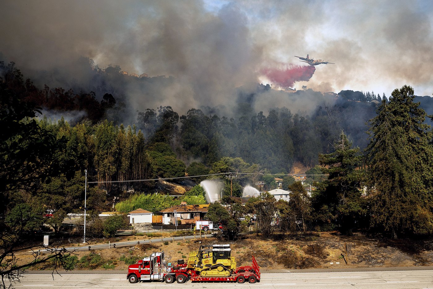 Calmer weather helps contain Oakland, California, fire that forced evacuations | iNFOnews.ca Calmer weather helps contain Oakland, California, fire that forced evacuations | iNFOnews.ca