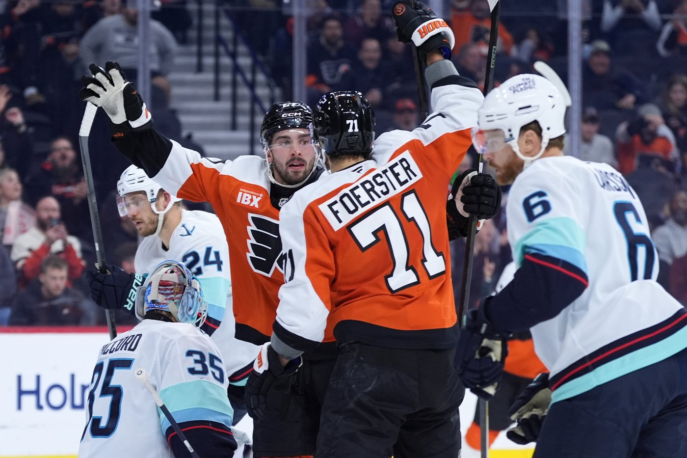 Tippett scores two goals as Flyers beat Kraken 5-2 | iNFOnews.ca