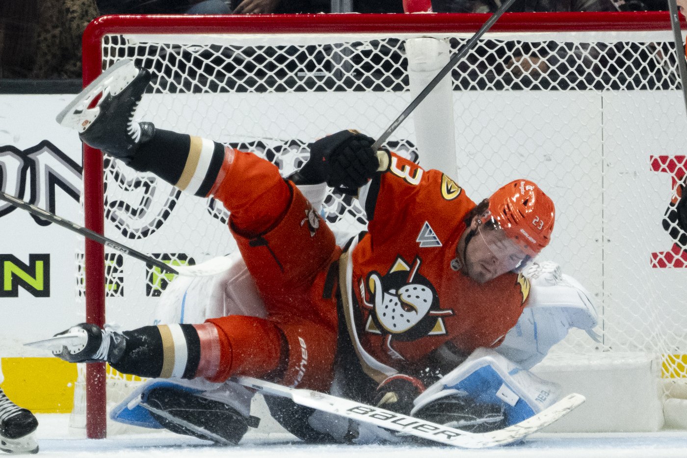 Leo Carlsson scores in OT, and the Ducks beat Utah 5-4 for their 9th straight home opener victory | iNFOnews.ca