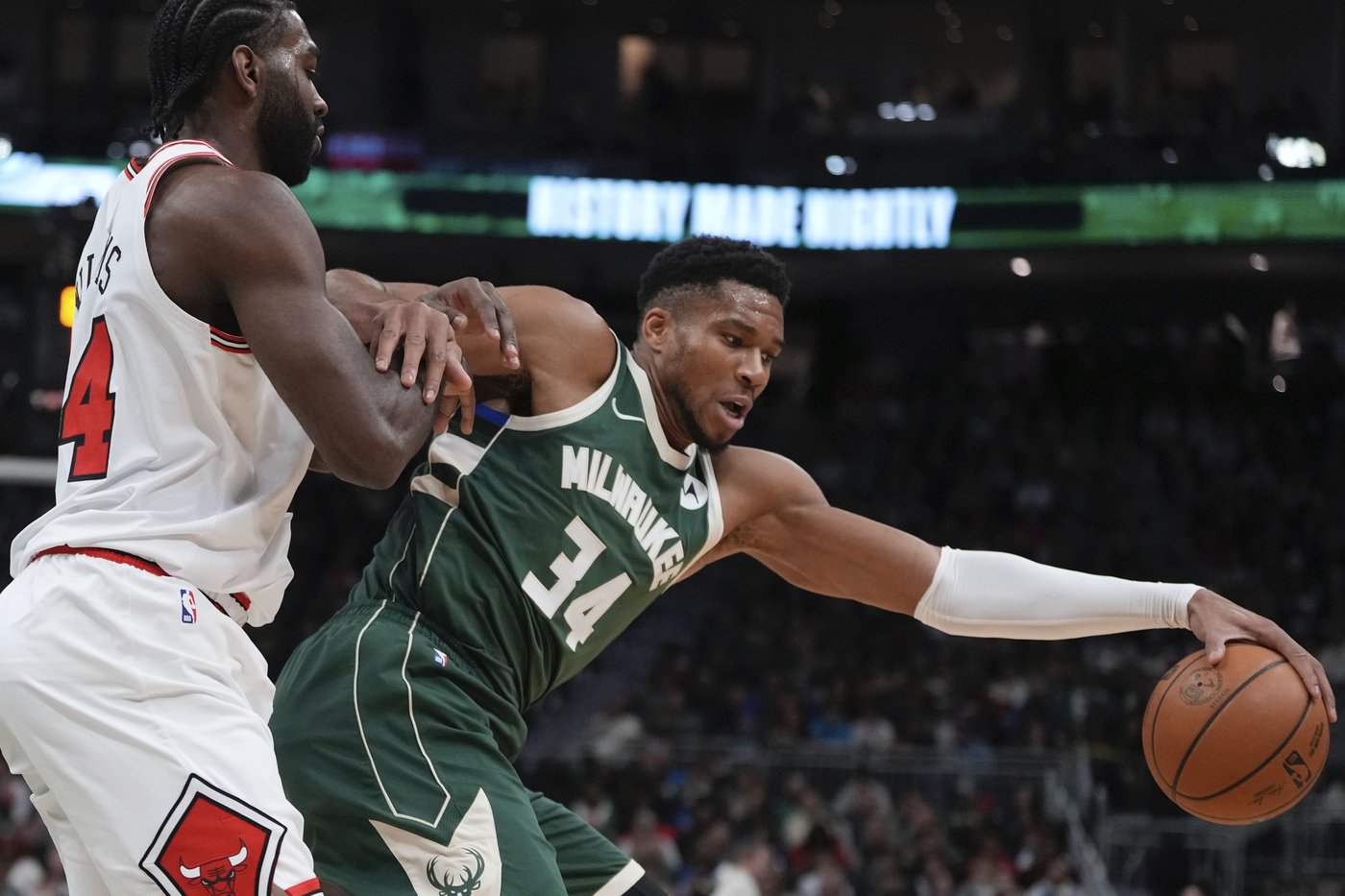 Coby White scores 35, Bulls roll past Bucks 133-122 to get in the win column | iNFOnews.ca