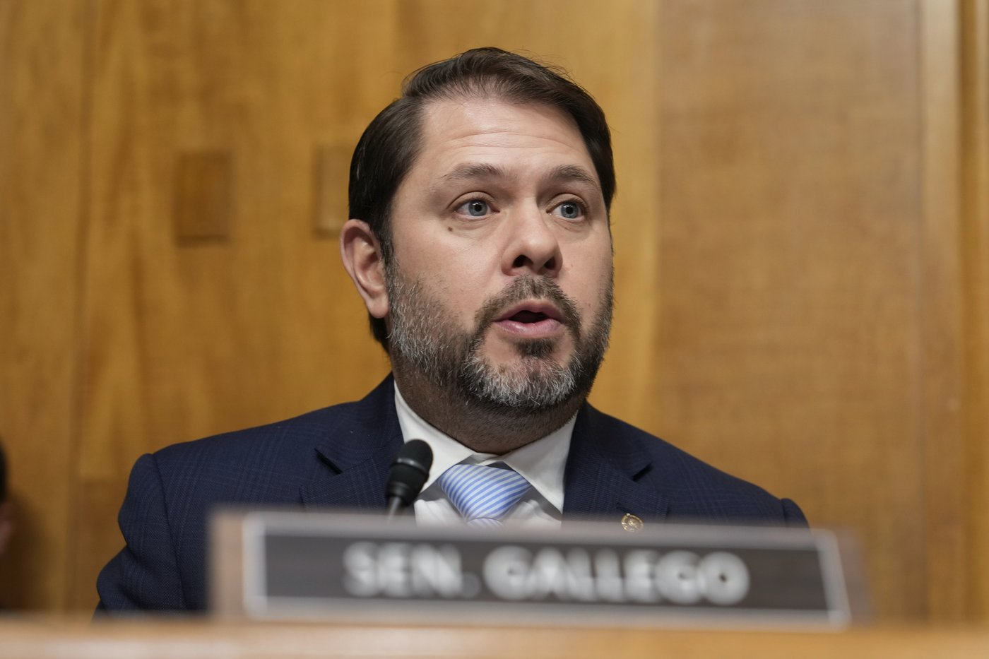 Arizona Democratic Sen. Gallego wades into immigration debate with new plan | iNFOnews.ca Arizona Democratic Sen. Gallego wades into immigration debate with new plan | iNFOnews.ca