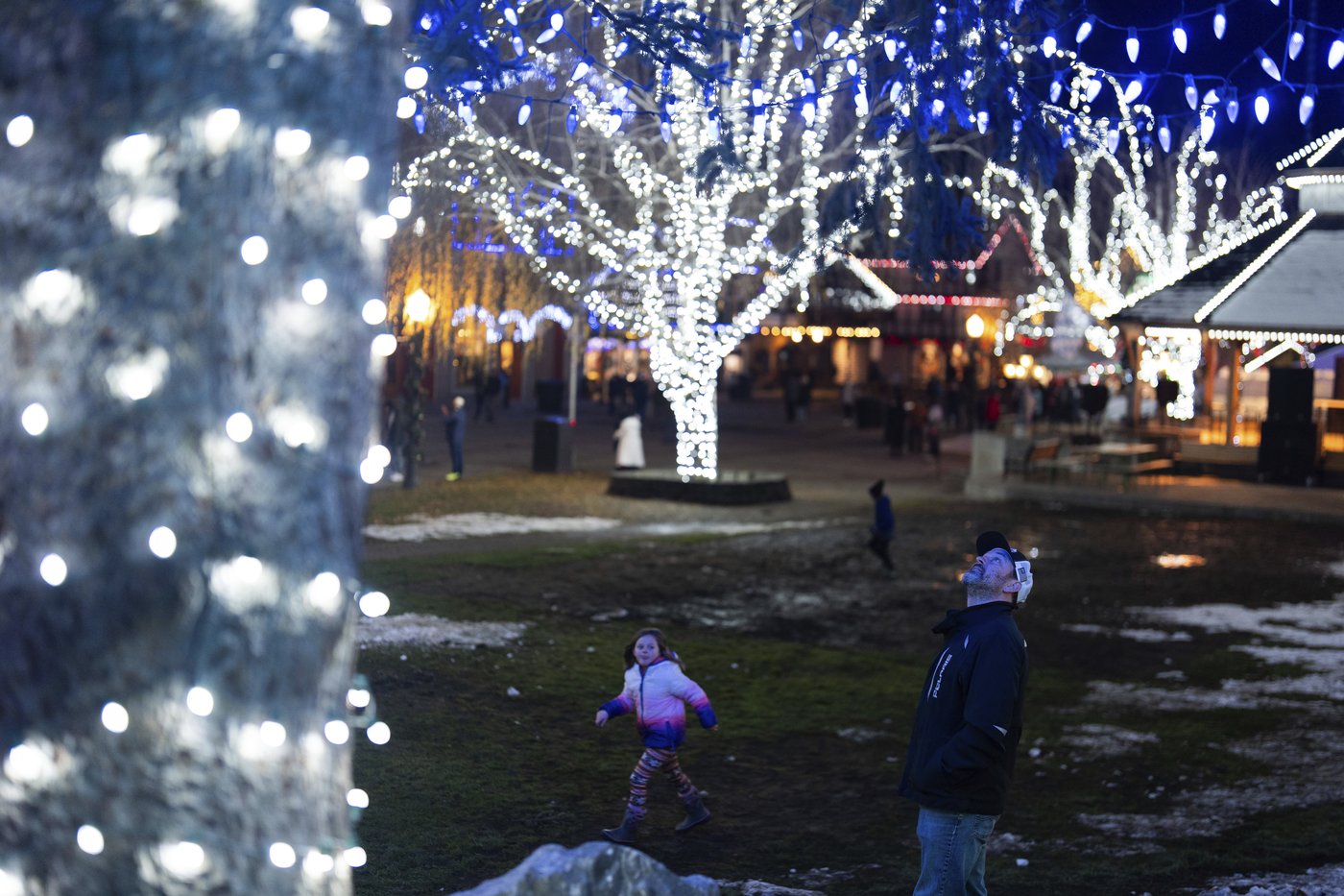 Magic and lights draw crowds to an alpine village in Washington state for Christmas | iNFOnews.ca