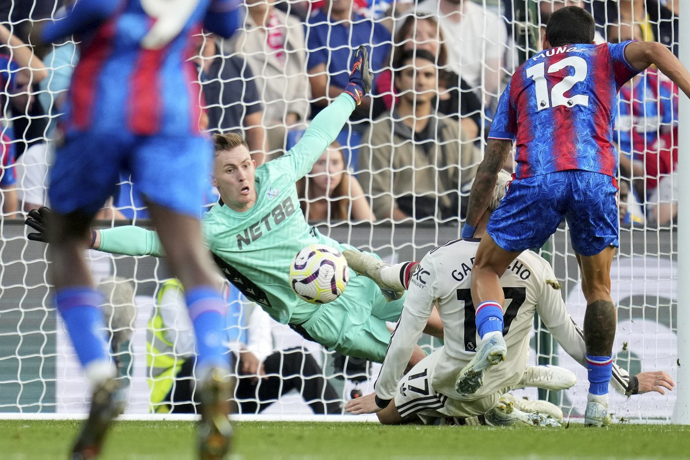 Diaz strikes twice, Liverpool tops the Premier League while Newcastle loses at Fulham | iNFOnews.ca Diaz strikes twice, Liverpool tops the Premier League while Newcastle loses at Fulham | iNFOnews.ca