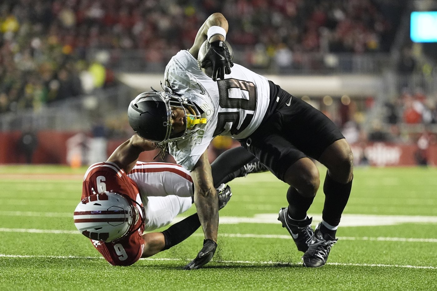 No. 1 Oregon rallies in 4th quarter to beat Wisconsin 16-13 | iNFOnews.ca No. 1 Oregon rallies in 4th quarter to beat Wisconsin 16-13 | iNFOnews.ca