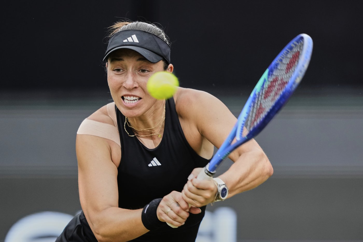 Swiatek routs Paolini in Hamburg for her first grass final. Pegula awaits | iNFOnews.ca Swiatek routs Paolini in Hamburg for her first grass final. Pegula awaits | iNFOnews.ca