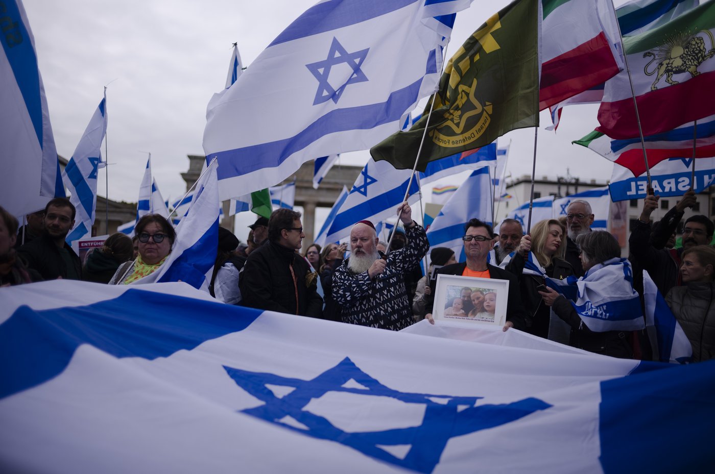 Pro-Palestinian and pro-Israeli crowds rally across the world on the eve of Oct. 7 anniversary | iNFOnews.ca
