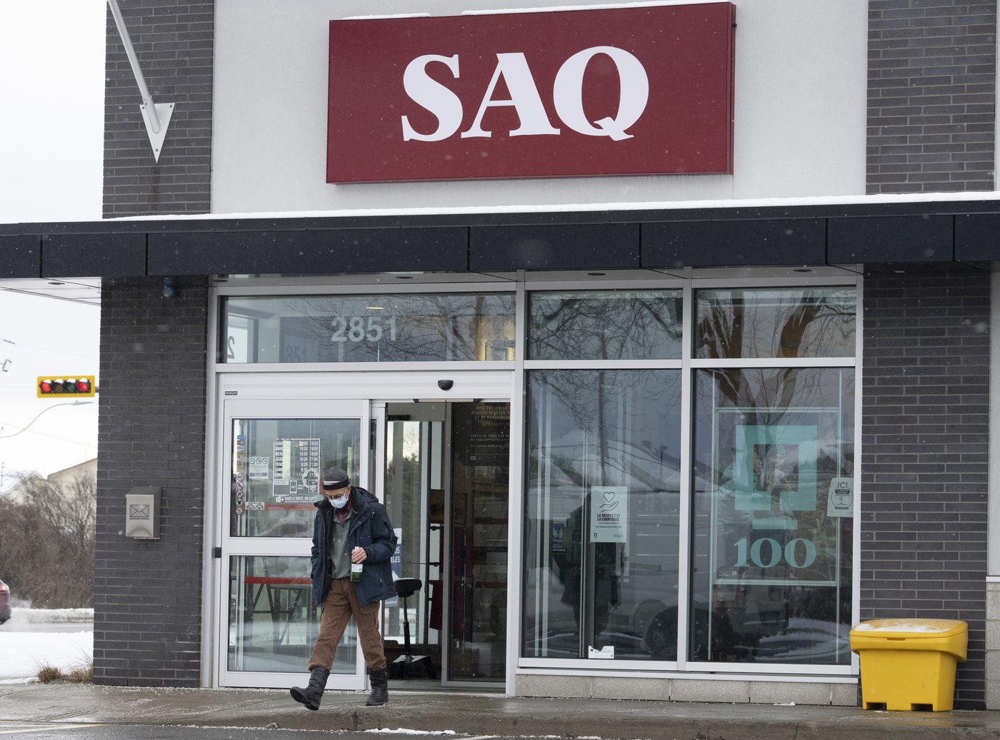Quebec liquor store employees secure new collective agreement after 2-year fight | iNFOnews.ca Quebec liquor store employees secure new collective agreement after 2-year fight | iNFOnews.ca