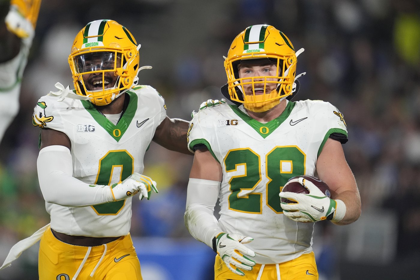 Dillon Gabriel throws for 3 TDs as No. 8 Oregon beats UCLA 34-13 in first Big Ten game | iNFOnews.ca Dillon Gabriel throws for 3 TDs as No. 8 Oregon beats UCLA 34-13 in first Big Ten game | iNFOnews.ca