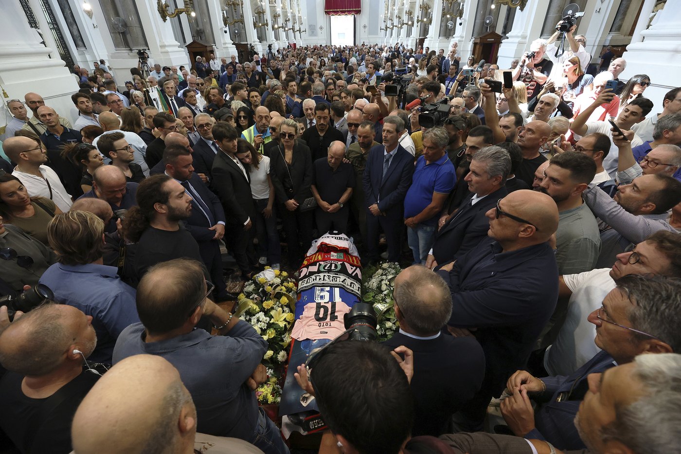 Thousands turn up at funeral of Italian World Cup hero Salvatore “Totò” Schillaci | iNFOnews.ca Thousands turn up at funeral of Italian World Cup hero Salvatore “Totò” Schillaci | iNFOnews.ca