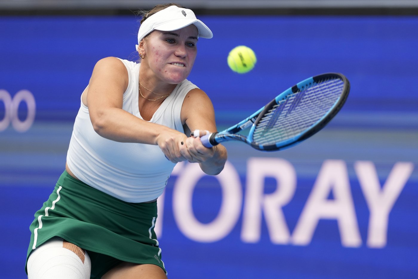 Zheng Qinwen defeats wild card Sofia Kenin to win in Tokyo and clinch WTA Finals berth | iNFOnews.ca