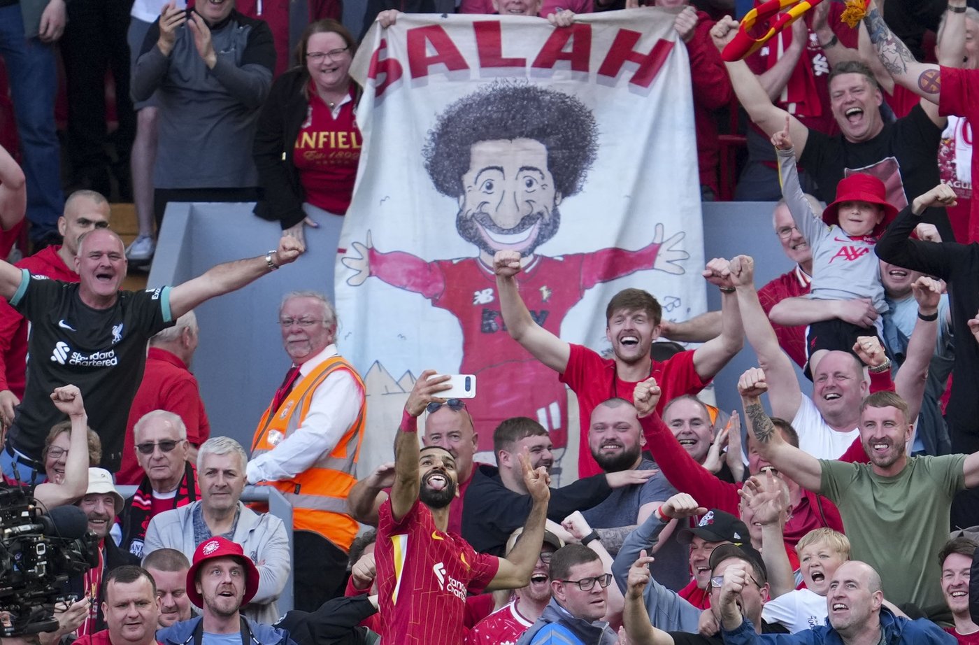 Salah poses for celebration selfie with Liverpool fans during title-winning Tottenham match | iNFOnews.ca
