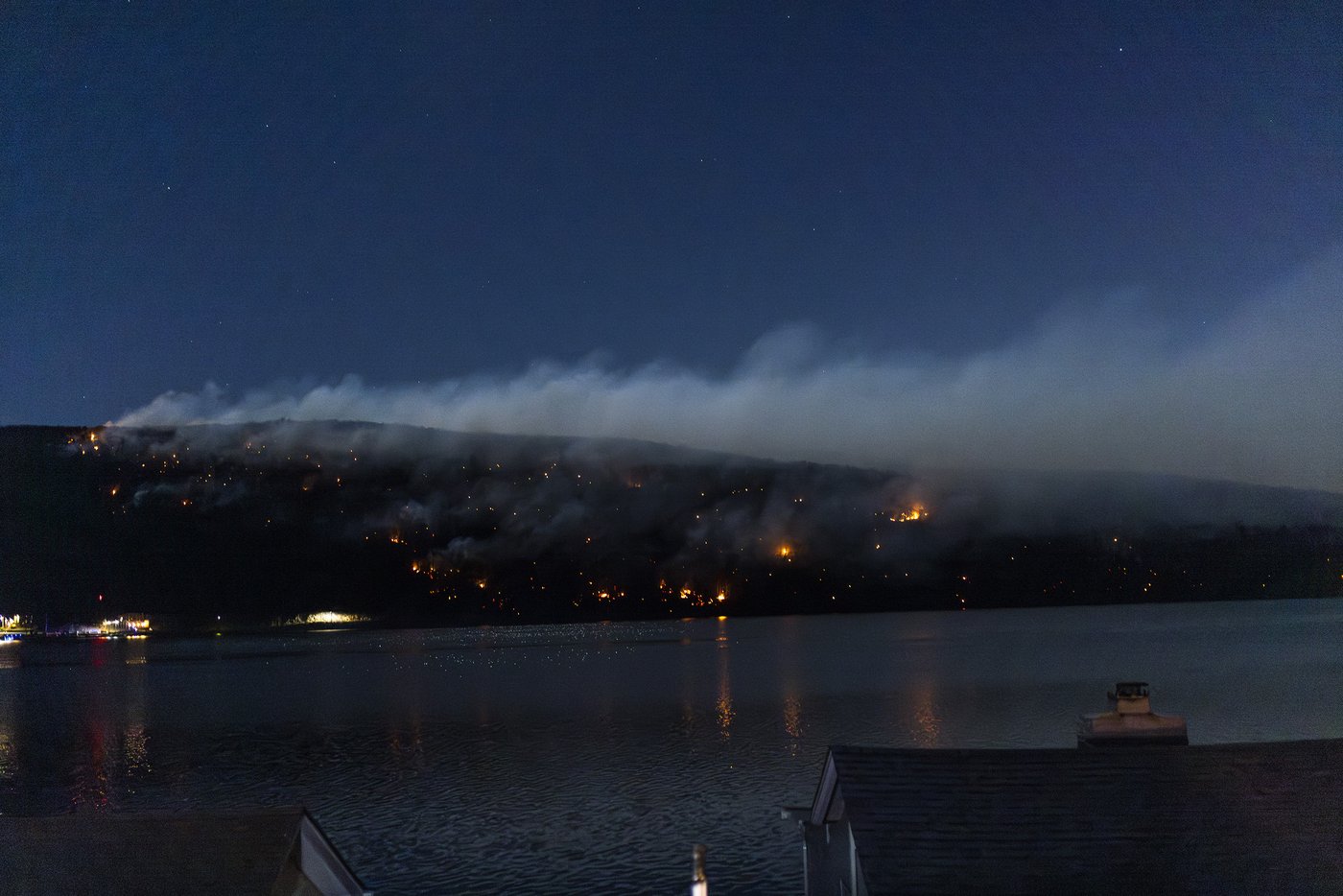 Renewed wildfire escapes containment and prompts evacuation near New York-New Jersey border | iNFOnews.ca