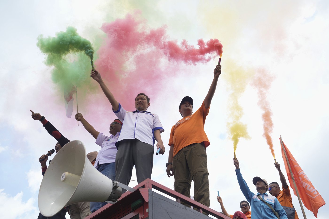 Photos of violent clashes between riot police and protesters in Indonesia | iNFOnews.ca