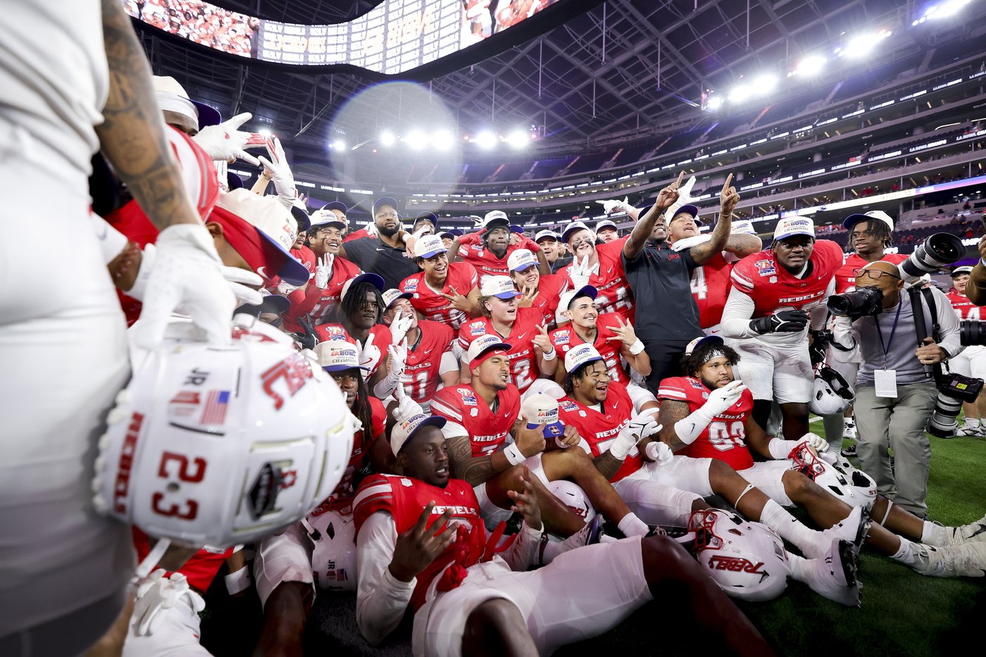 Hajj-Malik Williams throws 2 TDs passes to help No. 24 UNLV beat Cal 24-13 in the LA Bowl | iNFOnews.ca