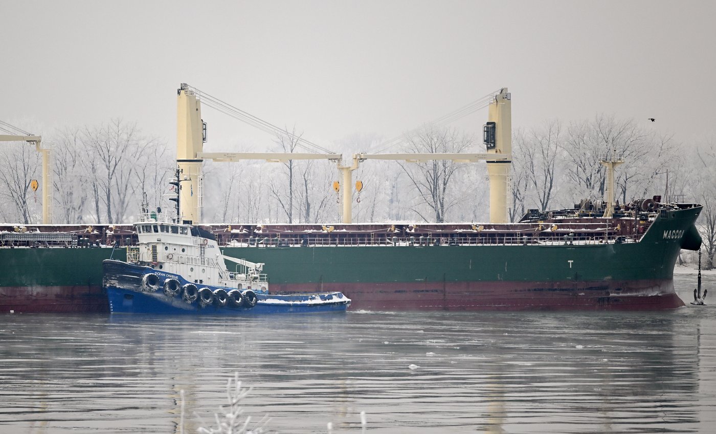 Tugboats, crews try to refloat ship stuck in St. Lawrence River near Montreal | iNFOnews.ca Tugboats, crews try to refloat ship stuck in St. Lawrence River near Montreal | iNFOnews.ca