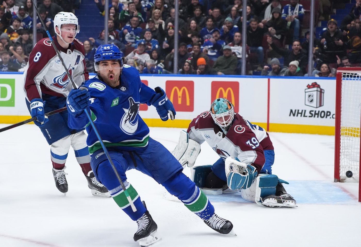 Sherwood nets hat trick, Vancouver Canucks roll past Colorado Avalanche 3-1 | iNFOnews.ca Sherwood nets hat trick, Vancouver Canucks roll past Colorado Avalanche 3-1 | iNFOnews.ca