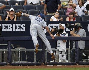 Jays' Lawrie leaves game after falling over railing while going after foul ball | iNFOnews.ca CP19453074