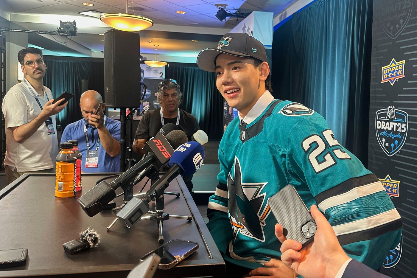 Simon Wang becomes highest-drafted player born in China, going 33rd to Sharks in NHL draft | iNFOnews.ca Simon Wang becomes highest-drafted player born in China, going 33rd to Sharks in NHL draft | iNFOnews.ca