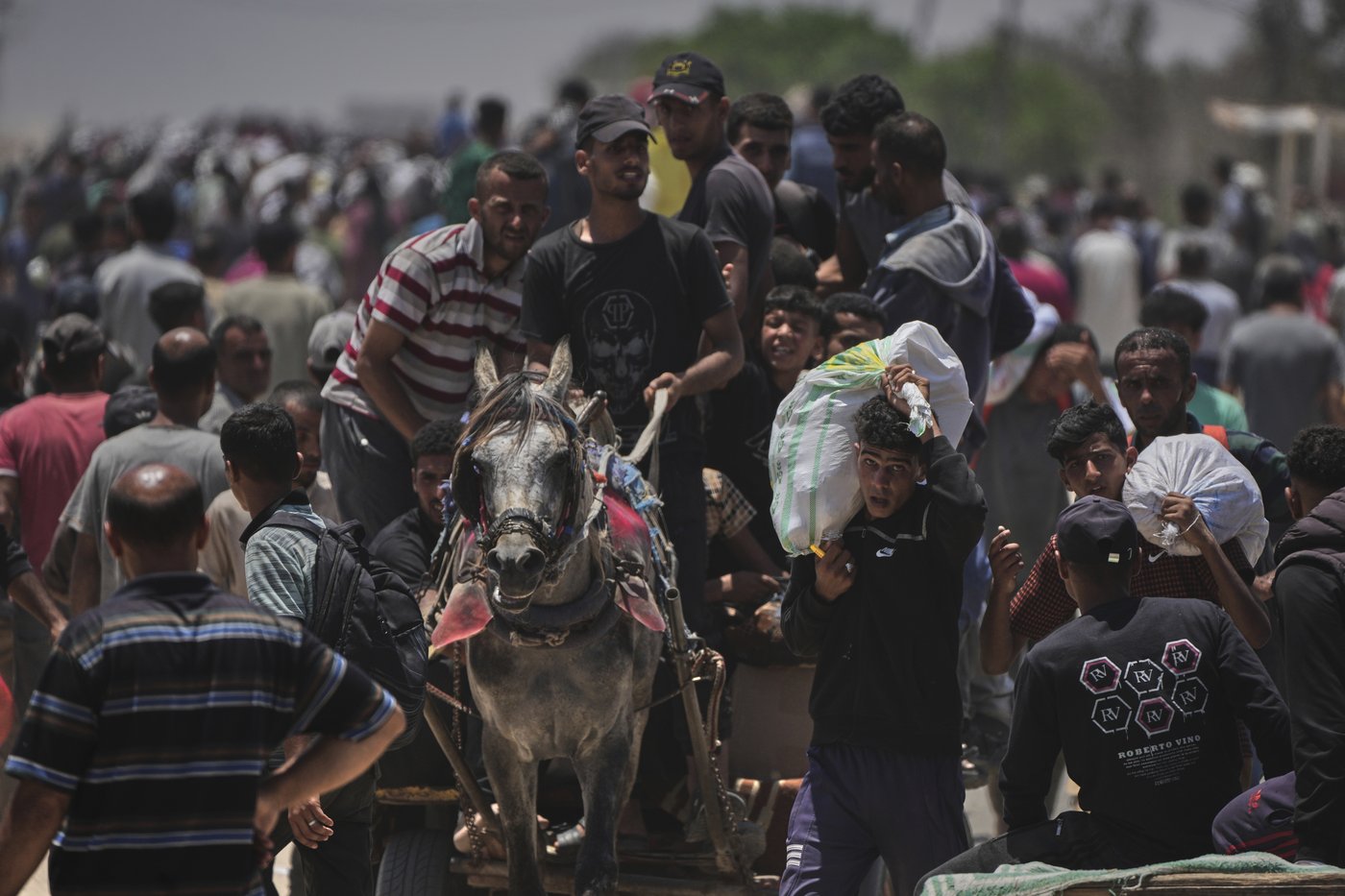 Palestinians say Israel and its allies fired on a crowd near Gaza aid site. Hospital says 14 killed | iNFOnews.ca