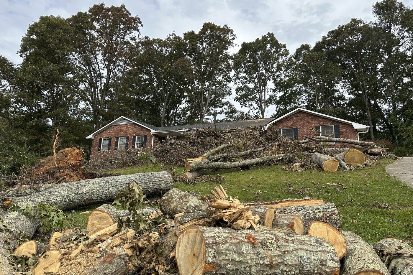 When will the power return? Weary Carolinas residents long for relief after Helene's fury | iNFOnews.ca