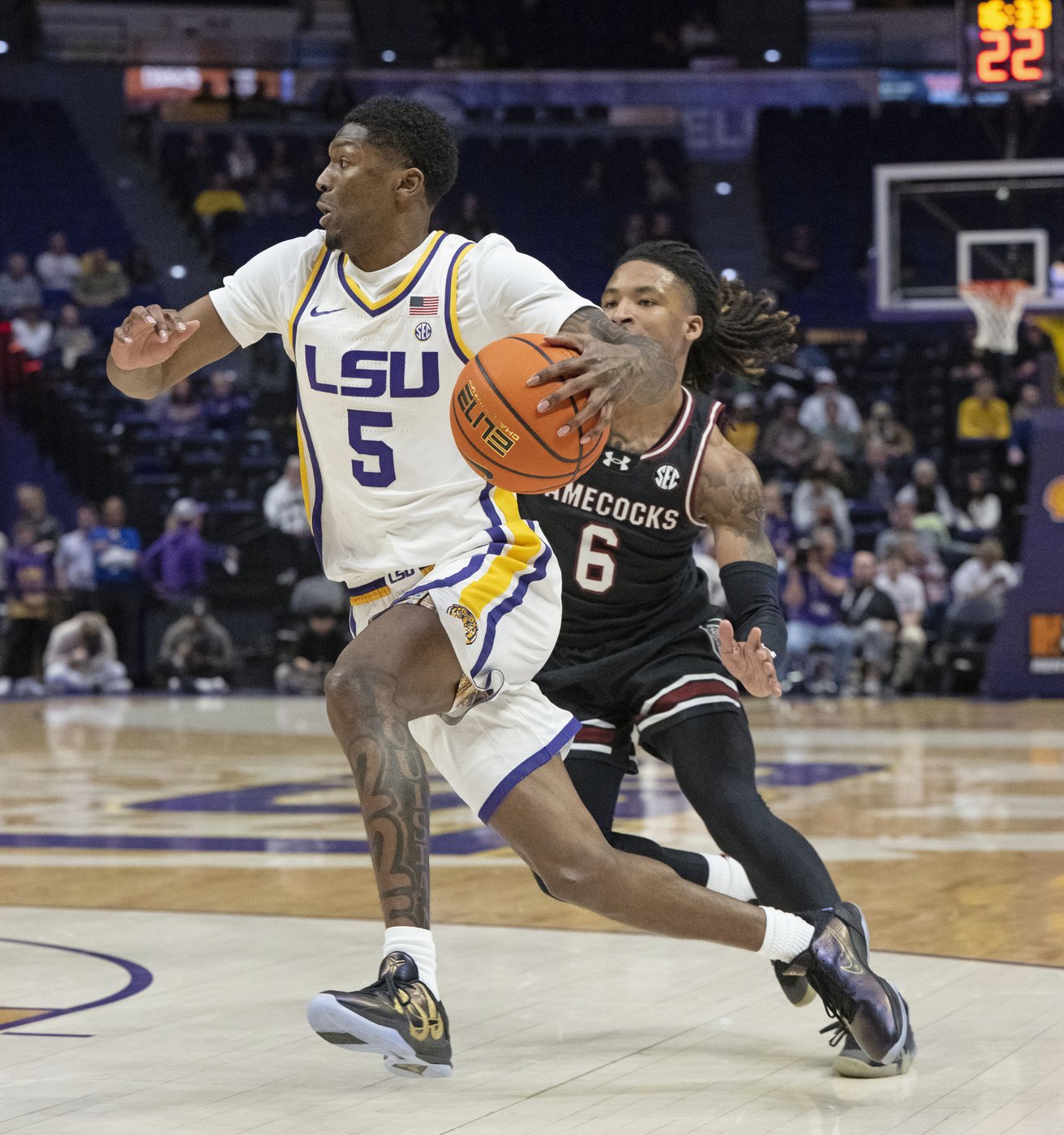 Cam Carter scores 17 points, LSU jumps out early and rolls past South Carolina 81-67 | iNFOnews.ca