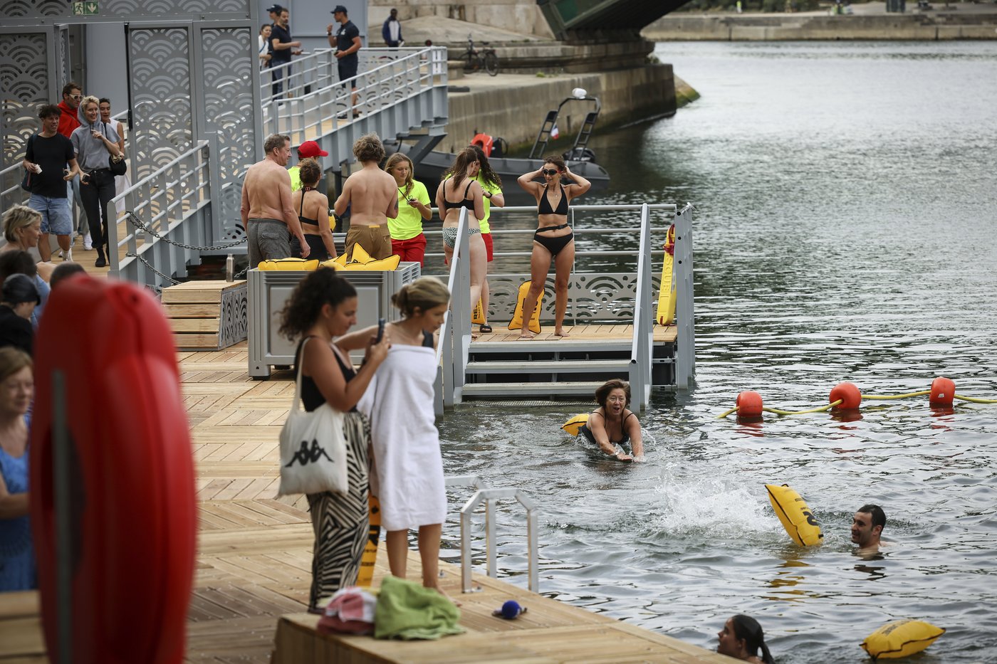 Joyful Parisians take a historic plunge into the Seine after 100 years | iNFOnews.ca Joyful Parisians take a historic plunge into the Seine after 100 years | iNFOnews.ca
