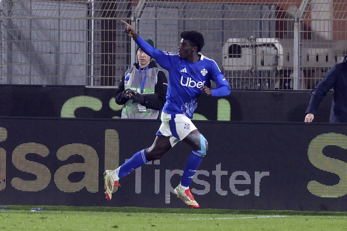 Kolo Muani scores another brace as Juventus strike late to beat Como | iNFOnews.ca