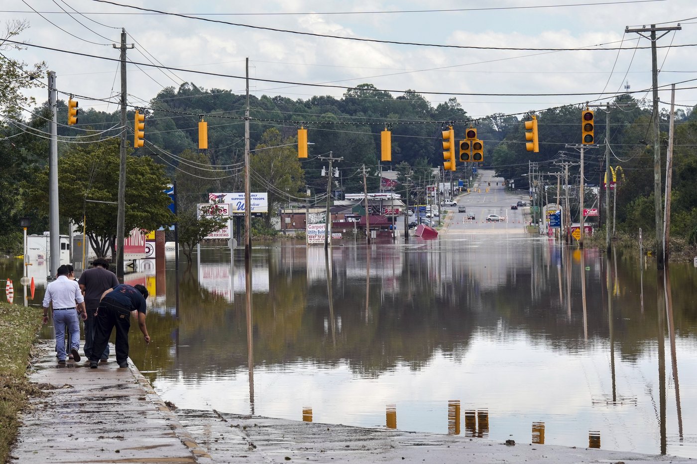 Southerners stay in touch the old-fashioned way after Helene cuts roads, power, phones | iNFOnews.ca