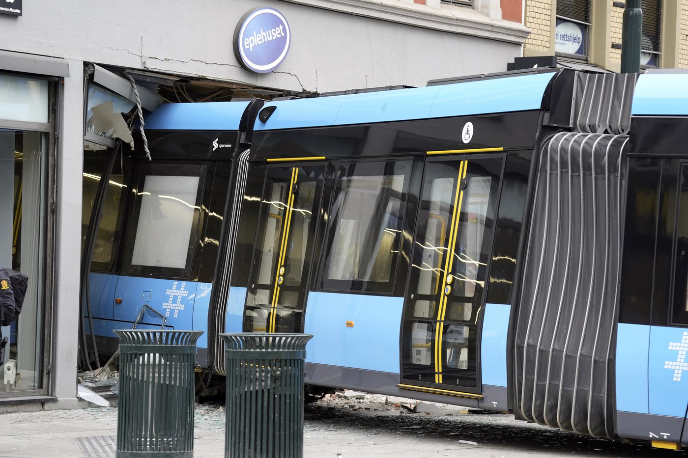 A tram derails and plows into a shop in the Norwegian capital but only 4 are lightly injured | iNFOnews.ca A tram derails and plows into a shop in the Norwegian capital but only 4 are lightly injured | iNFOnews.ca