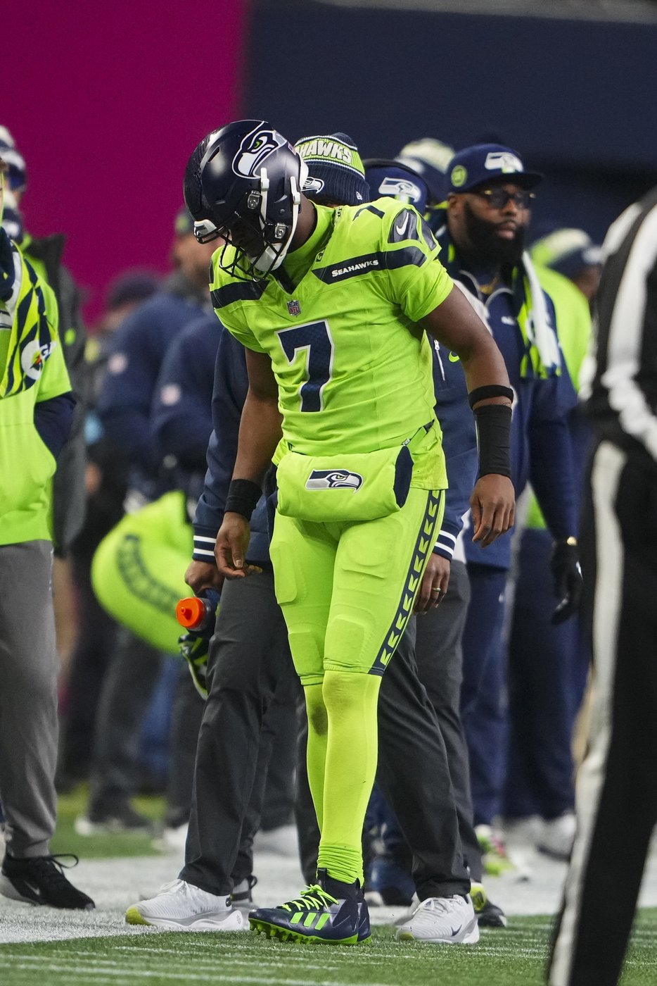 Seahawks QB Geno Smith exits with knee injury against Green Bay and will undergo testing | iNFOnews.ca
