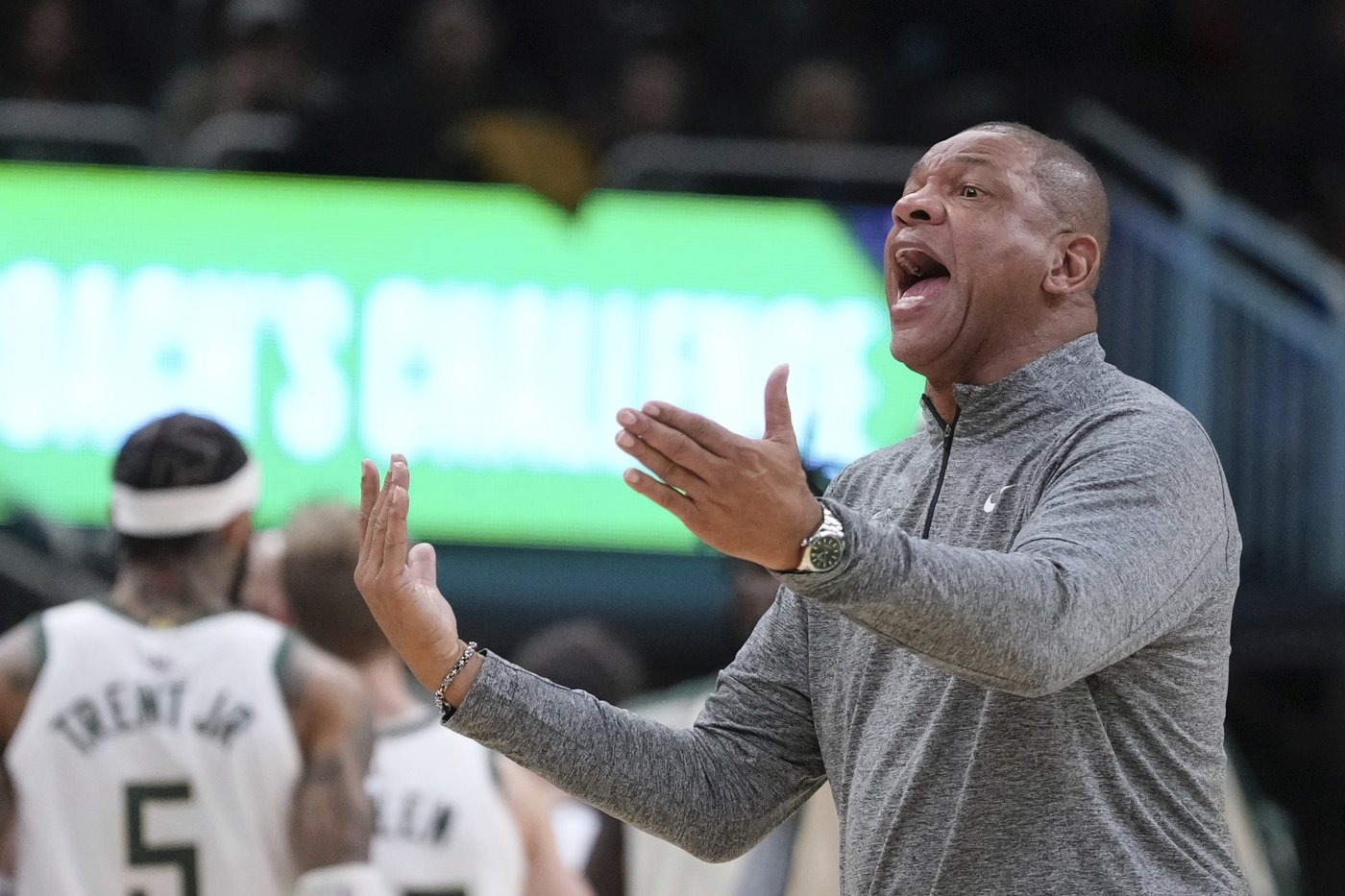 Referees say foul on Antetokounmpo that gave Hornets winning free throws should not have been called | iNFOnews.ca Referees say foul on Antetokounmpo that gave Hornets winning free throws should not have been called | iNFOnews.ca