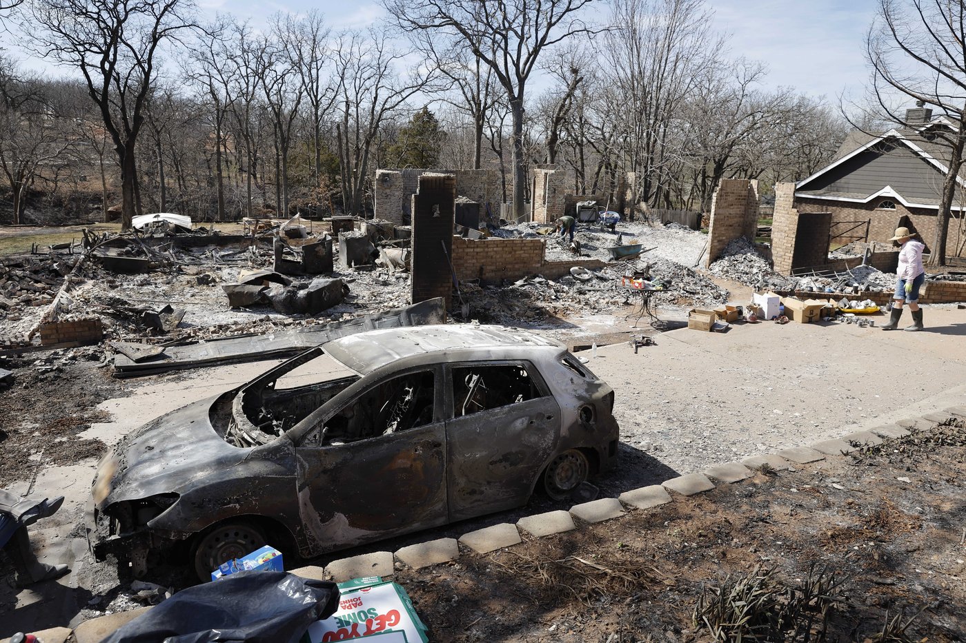 As Oklahoma reels from deadly wildfires, authorities warn of fresh fire threat | iNFOnews.ca