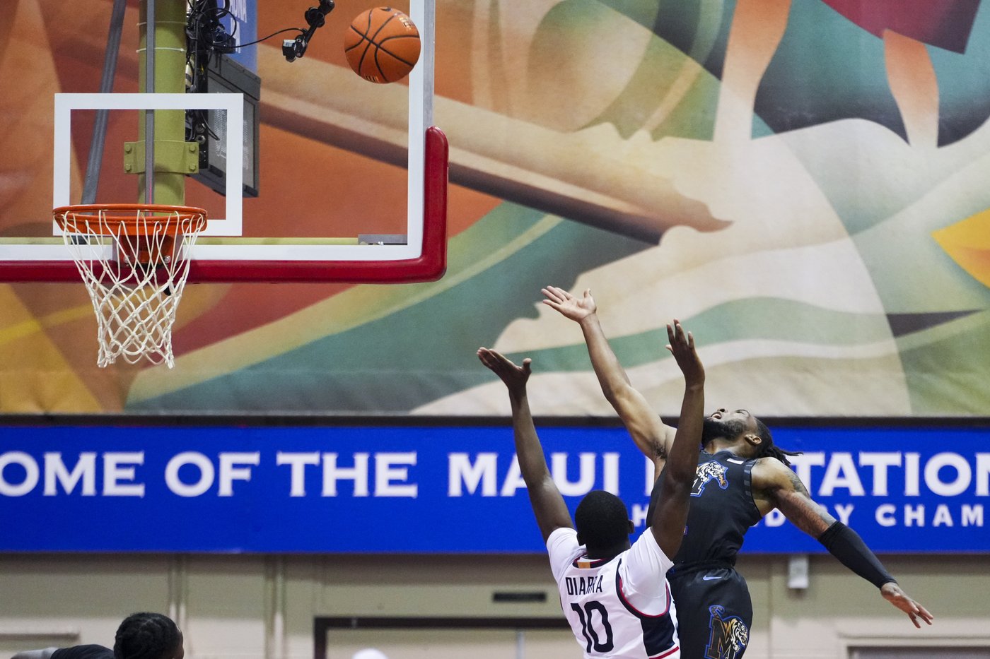 Memphis beats No. 2 UConn 99-97 in overtime to tip off Maui Invitational | iNFOnews.ca