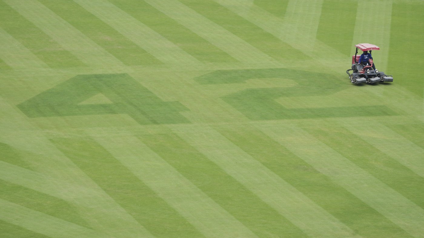 Baseball celebrates Jackie Robinson's legacy on 78th anniversary of breaking color barrier | iNFOnews.ca
