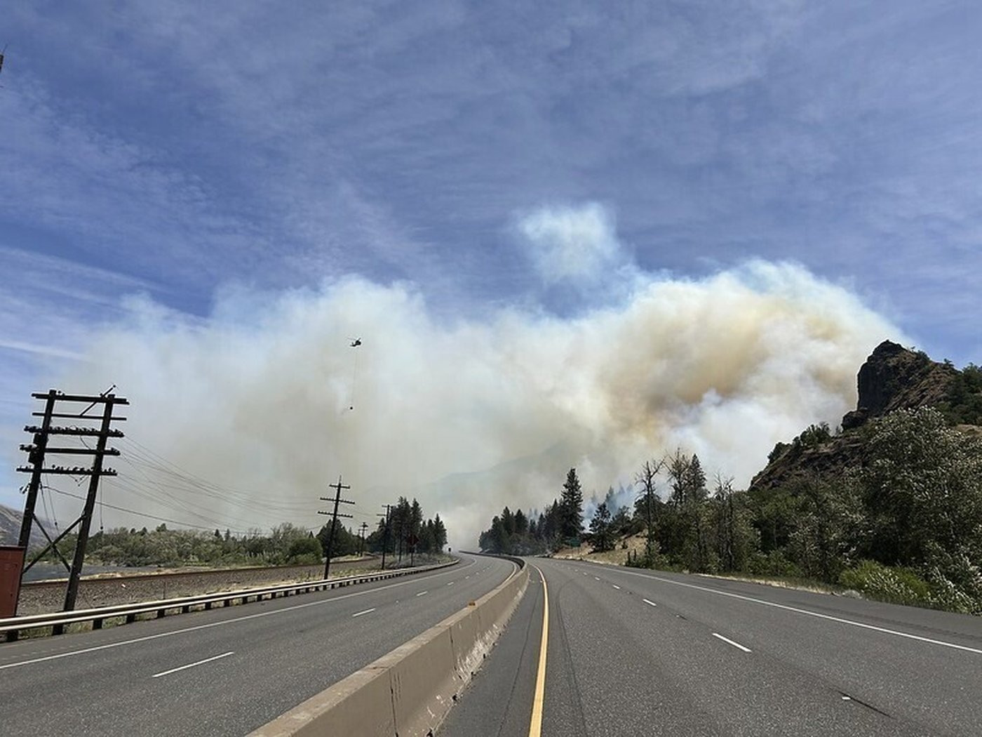 Oregon wildfire prompts evacuations and closes interstate in Columbia River Gorge | iNFOnews.ca