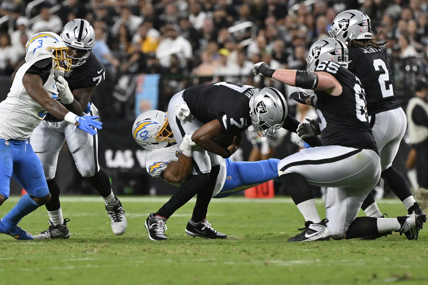 Khalil Mack injured, out for rest of Chargers' game against Raiders | iNFOnews.ca