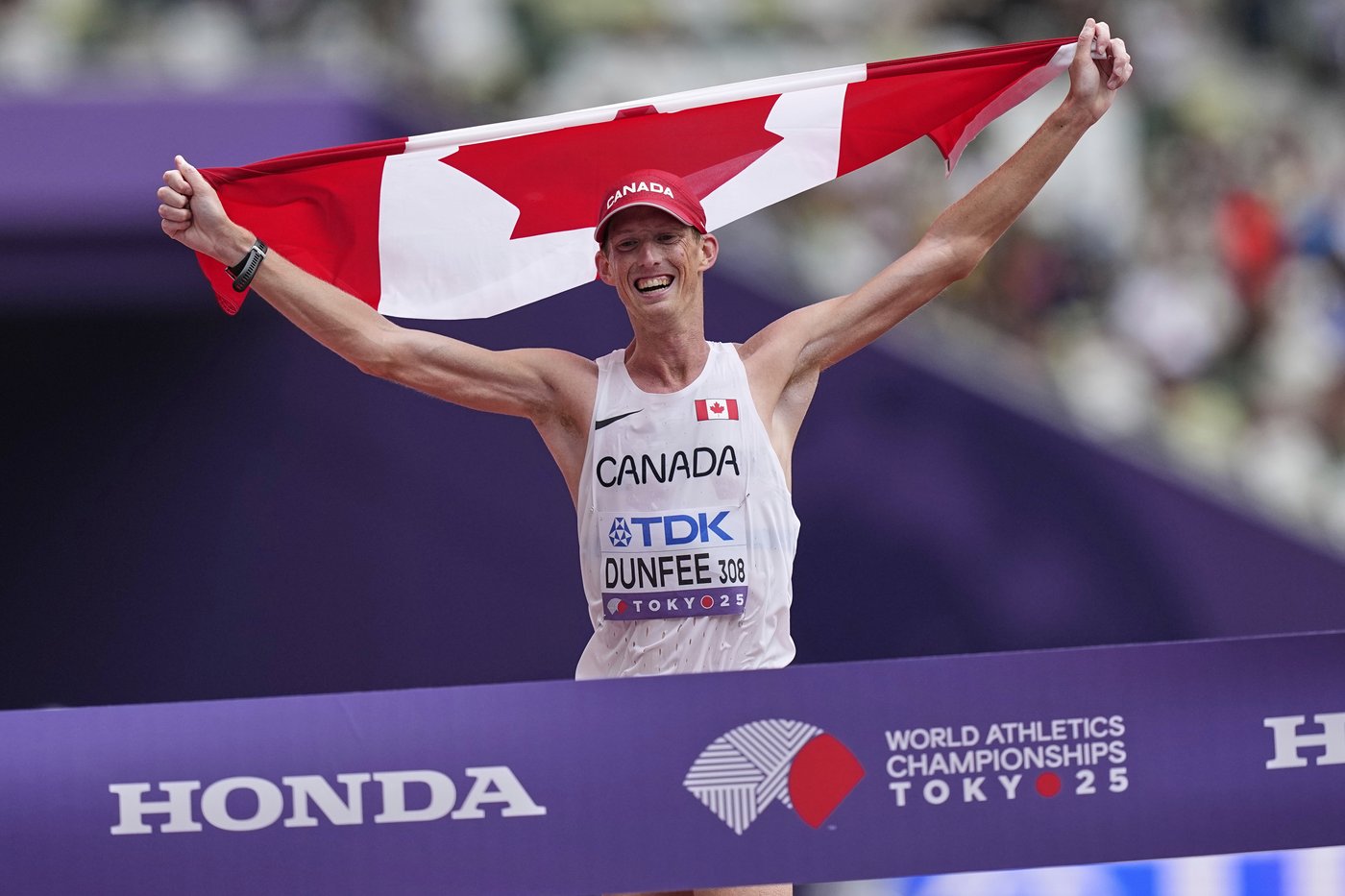Dunfee wins gold in 35K race walk at World Athletics Championships | iNFOnews.ca
