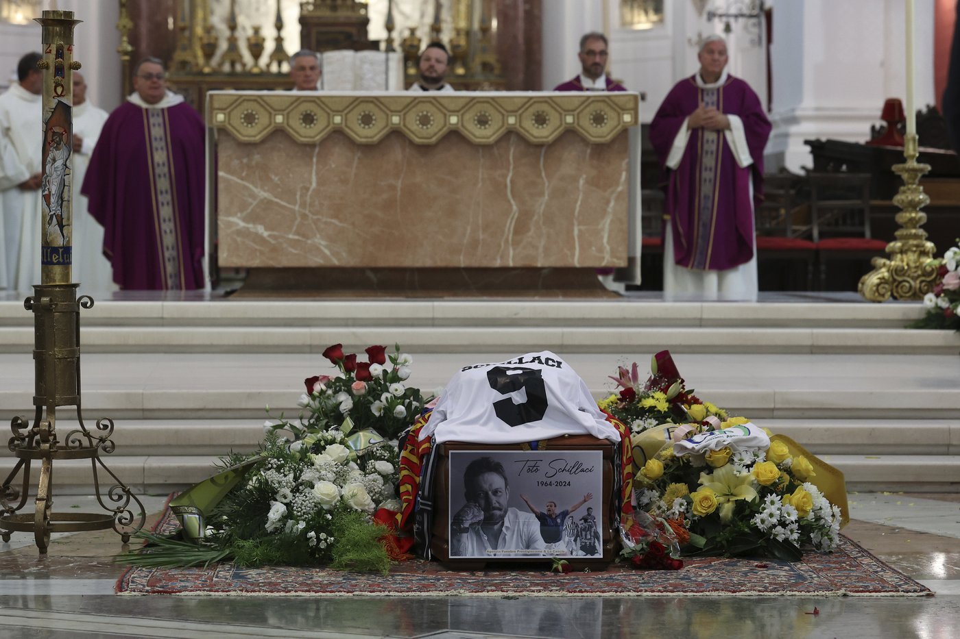 Thousands turn up at funeral of Italian World Cup hero Salvatore “Totò” Schillaci | iNFOnews.ca Thousands turn up at funeral of Italian World Cup hero Salvatore “Totò” Schillaci | iNFOnews.ca