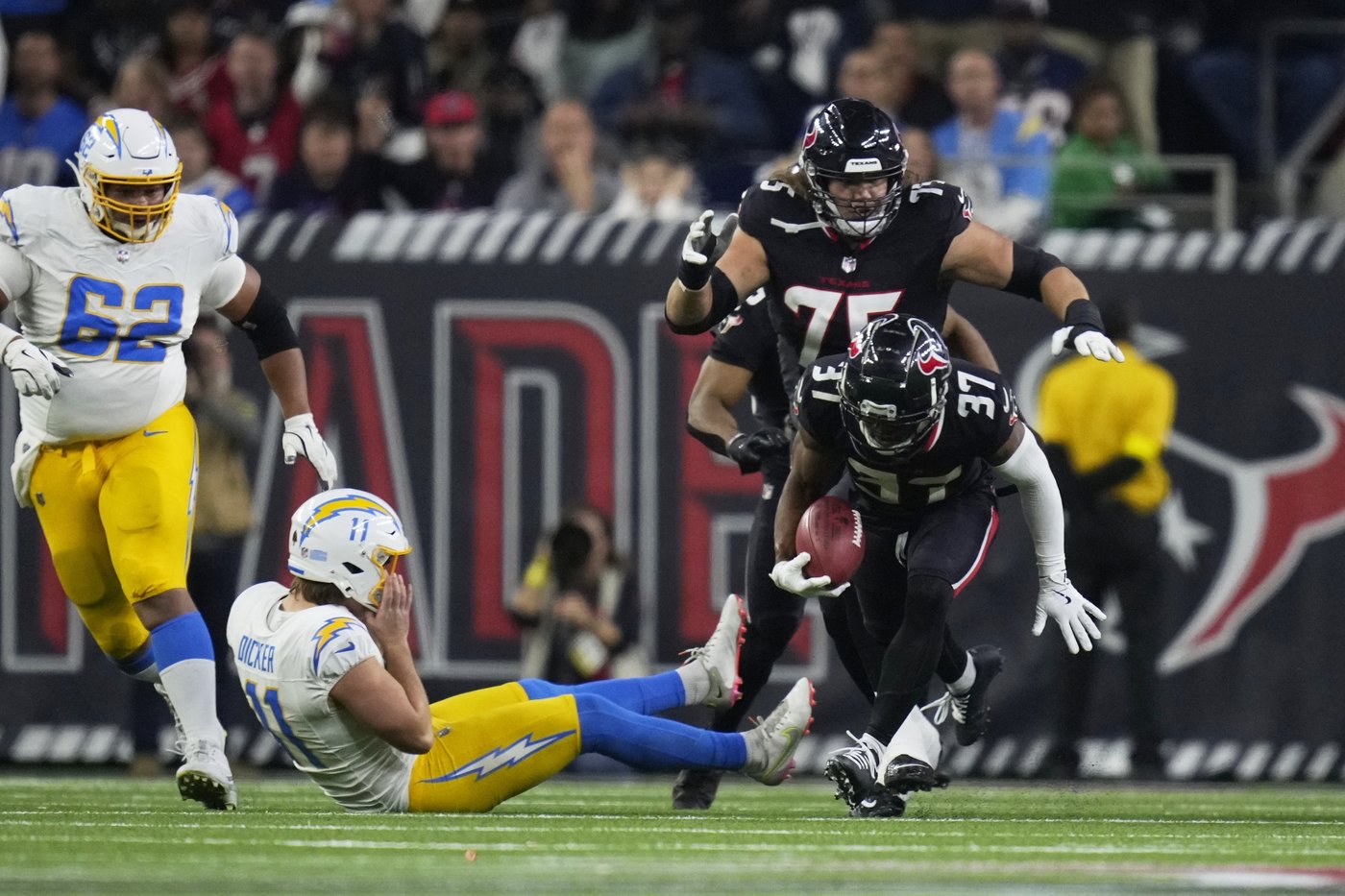 Texans get 2 points on blocked extra point return vs. Chargers, 1st in NFL playoff history | iNFOnews.ca