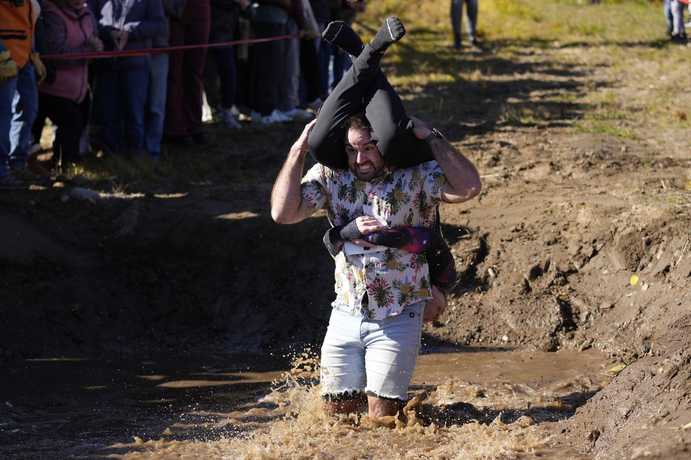 Mud, beer and cash: Annual wife-carrying championship attracts competitive couples to Maine | iNFOnews.ca Mud, beer and cash: Annual wife-carrying championship attracts competitive couples to Maine | iNFOnews.ca