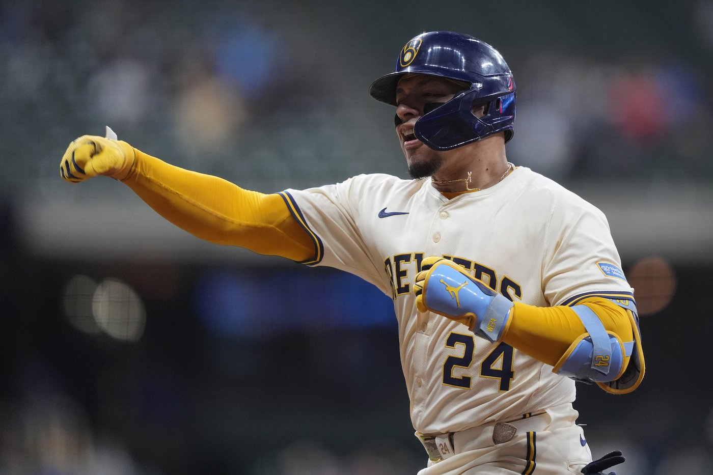 Brewers' Contreras showing that his fractured finger won't limit his hitting productivity | iNFOnews.ca Brewers' Contreras showing that his fractured finger won't limit his hitting productivity | iNFOnews.ca