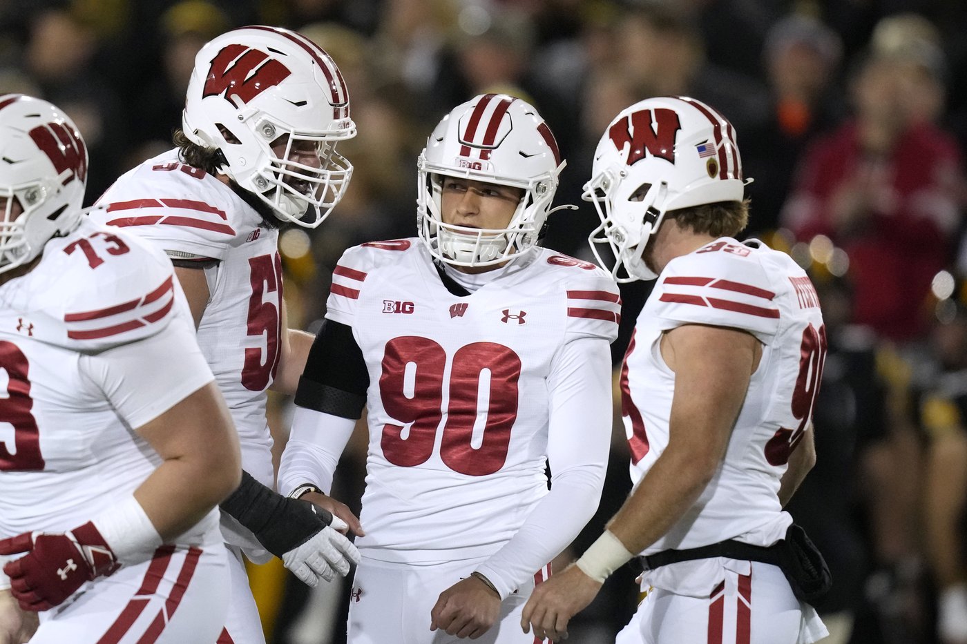 No. 1 Oregon puts its unbeaten record at stake as it visits Wisconsin | iNFOnews.ca