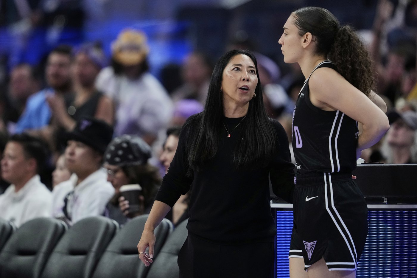 Golden State Valkyries' Natalie Nakase voted WNBA Coach of the Year after reaching playoffs | iNFOnews.ca Golden State Valkyries' Natalie Nakase voted WNBA Coach of the Year after reaching playoffs | iNFOnews.ca
