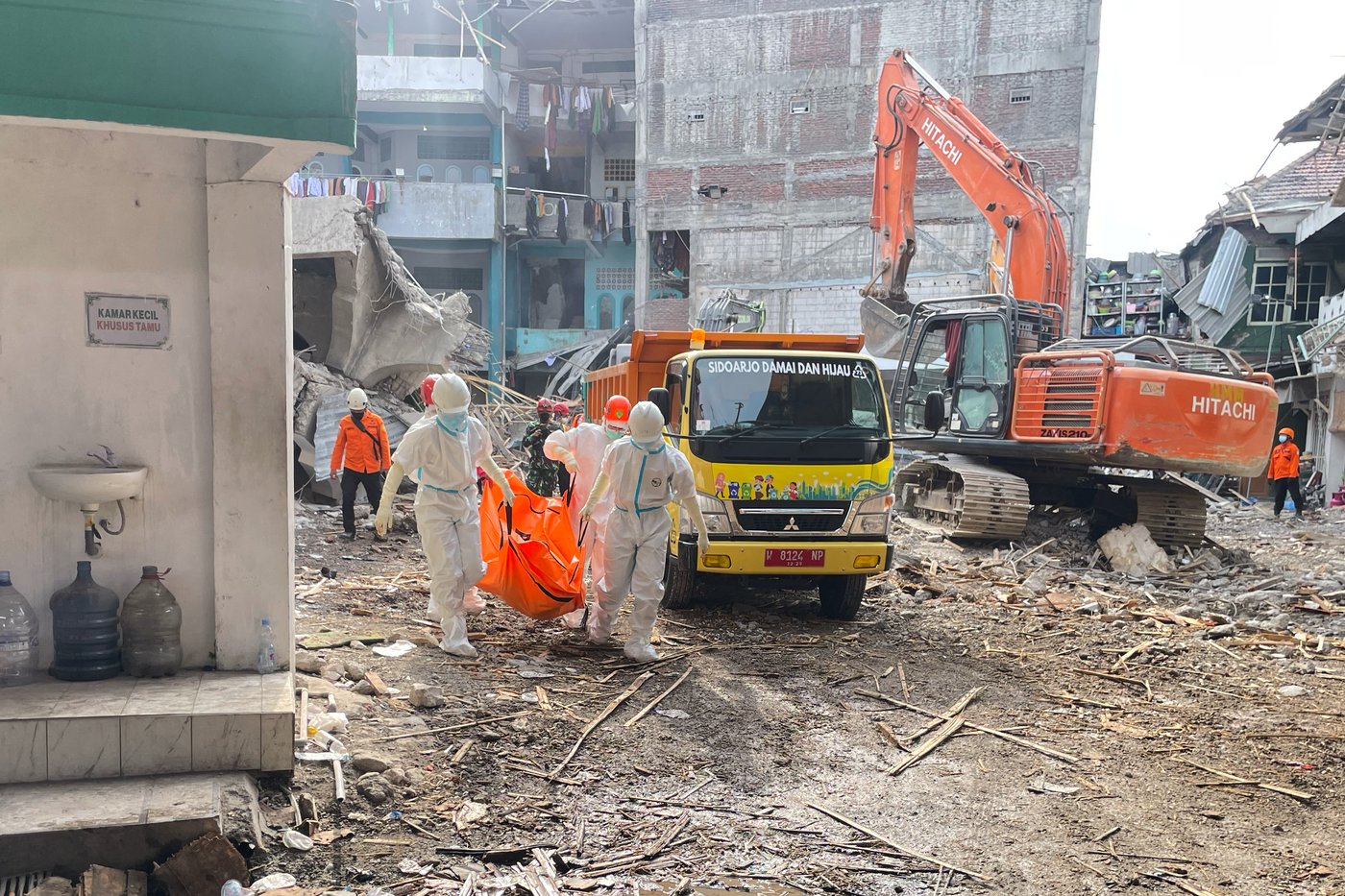 Indonesian rescuers search for missing students after school collapse kills 49 | iNFOnews.ca