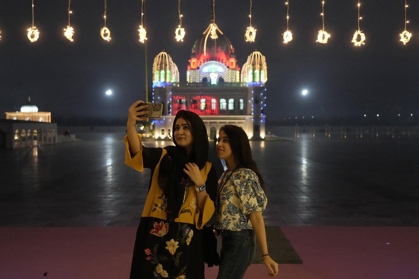 Thousands of Indian Sikhs visit the shrine of the founder of their religion to mark his birthday | iNFOnews.ca Thousands of Indian Sikhs visit the shrine of the founder of their religion to mark his birthday | iNFOnews.ca