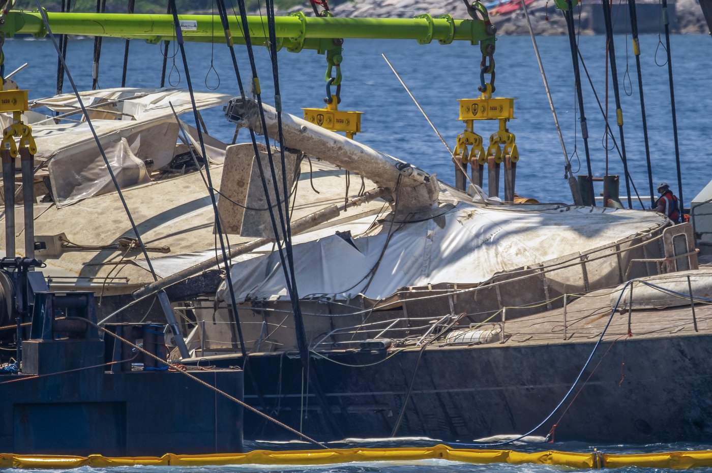Sunken Bayesian superyacht lifted out of the water off Sicily as salvage operate completes | iNFOnews.ca Sunken Bayesian superyacht lifted out of the water off Sicily as salvage operate completes | iNFOnews.ca