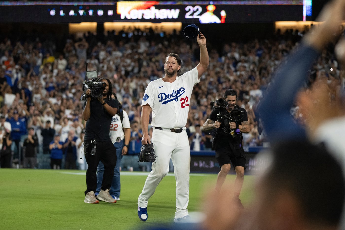 Clayton Kershaw soaks in the applause in his last regular-season start at Dodger Stadium | iNFOnews.ca Clayton Kershaw soaks in the applause in his last regular-season start at Dodger Stadium | iNFOnews.ca