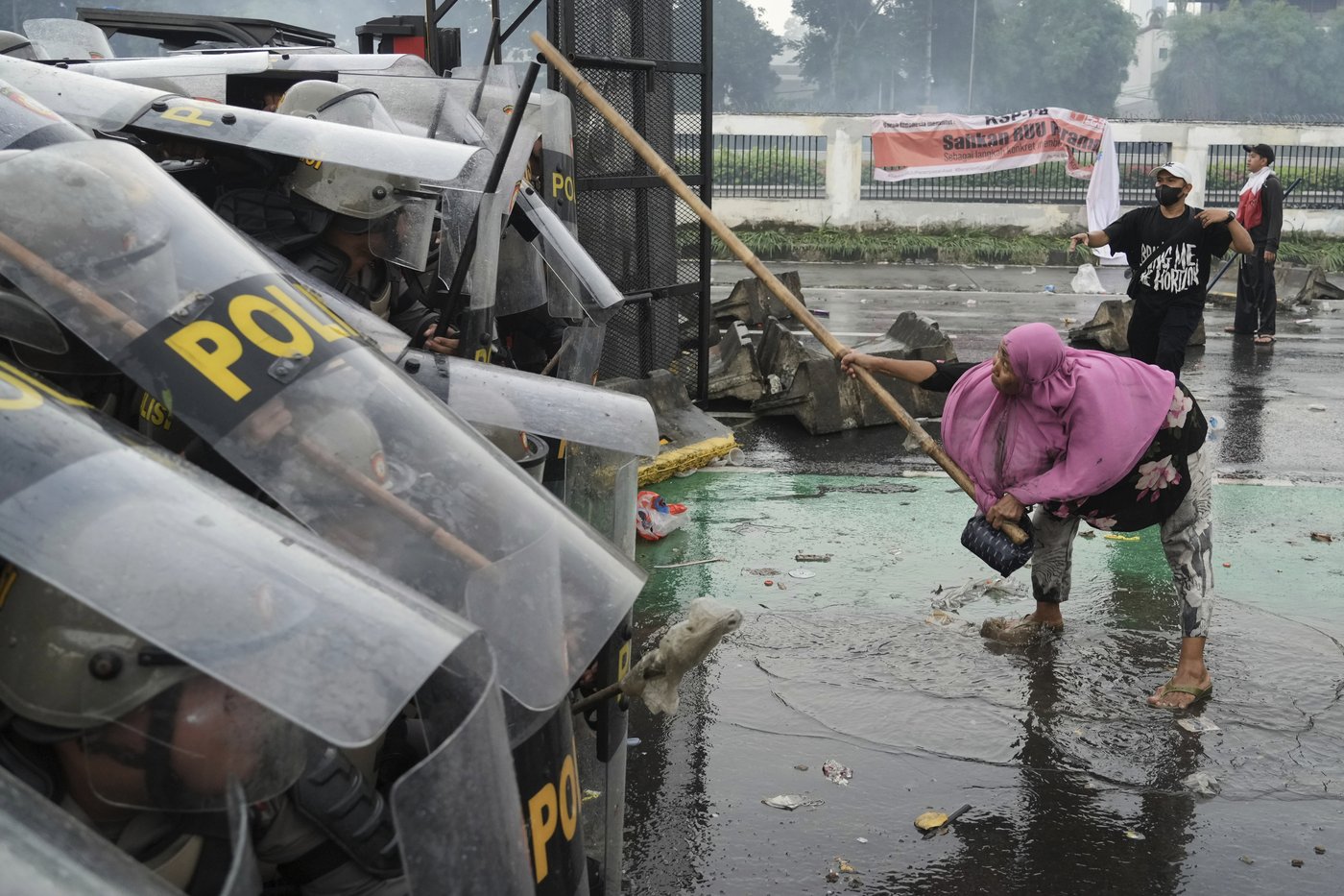 Photos of violent clashes between riot police and protesters in Indonesia | iNFOnews.ca